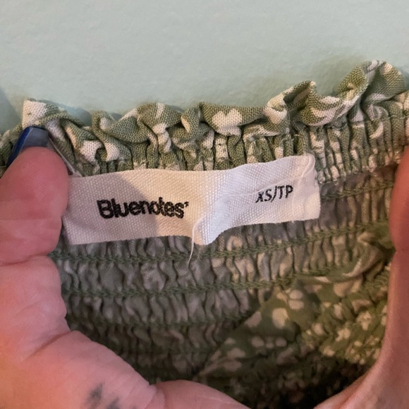 Light green flower ruffle top - Picture 2 of 3